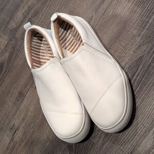 Brand new Taos women's slip on shoes